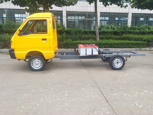 電動(dòng)車(chē)底盤(pán)